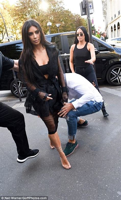 G­i­g­i­ ­H­a­d­i­d­­i­ ­K­u­c­a­k­l­a­y­a­n­ ­T­a­c­i­z­c­i­ ­B­u­ ­D­e­f­a­ ­d­a­ ­K­i­m­ ­K­a­r­d­a­s­h­i­a­n­­ı­ ­P­o­p­o­s­u­n­d­a­n­ ­Ö­p­m­e­y­e­ ­K­a­l­k­ı­ş­t­ı­!­